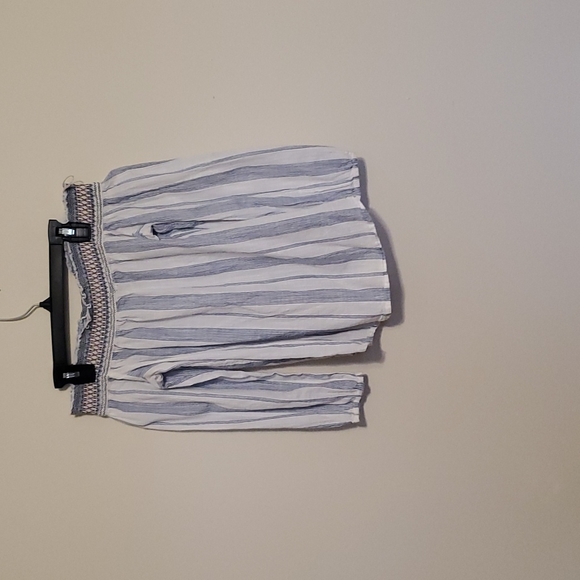 Abercrombie and fitch off the shoulder strip cropped  shirt. - Picture 6 of 6